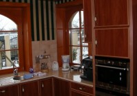Egyedi, alma színű konyhabútor, díszléces ajtókkal