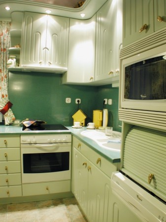 Festett konyha akril tetővel és mosogatóval