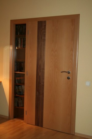 Furnérozott beltéri ajtó, polcos szekrénnyel kombinálva