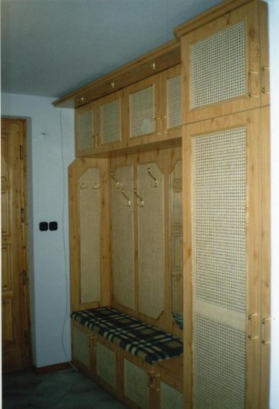 Fenyő előszoba nádszövet betétes ajtókkal