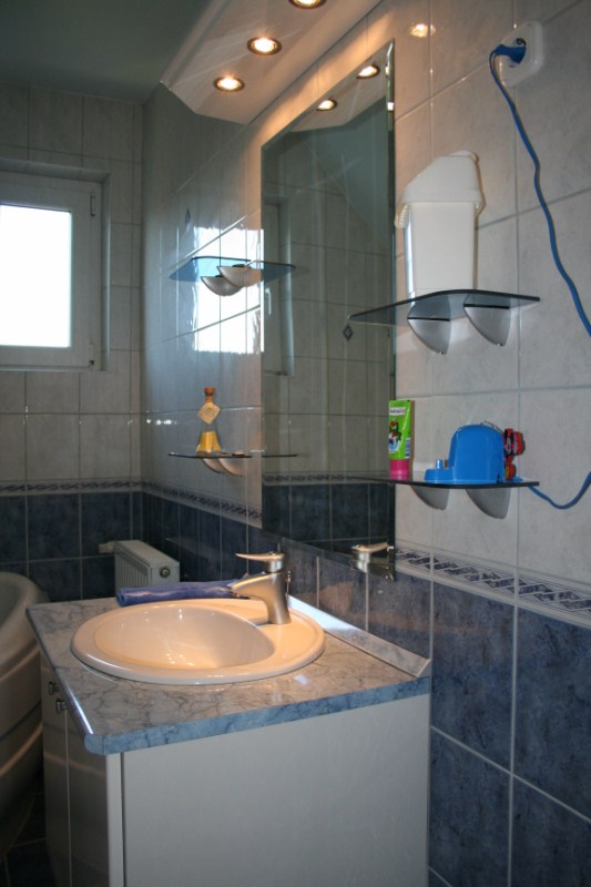Fürdőpult üvegpolcokkal, világító párkányzattal