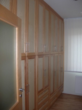 Beépített szekrény, nádszövet betétes ajtókkal